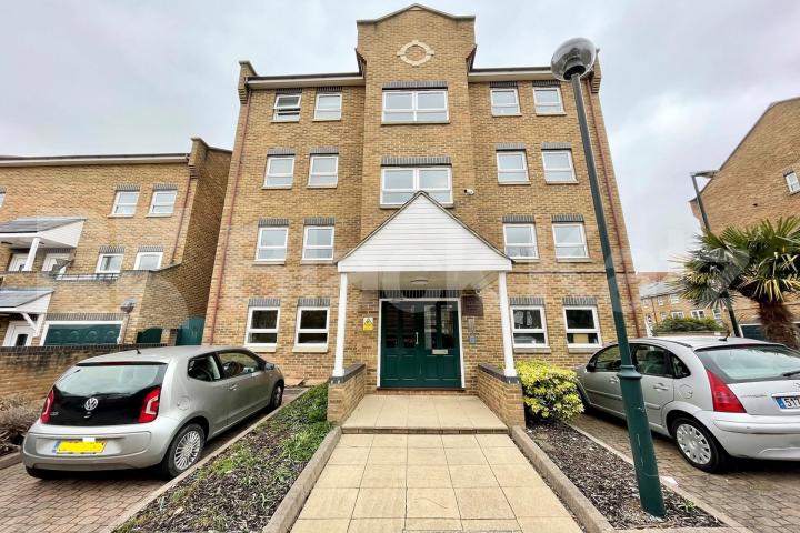  915 Sq. Ft  (85 Sq. Mts.) of living & entertaining space & private parking Beaulieu Lodge - 13 Schooner Close, Isle of Dogs